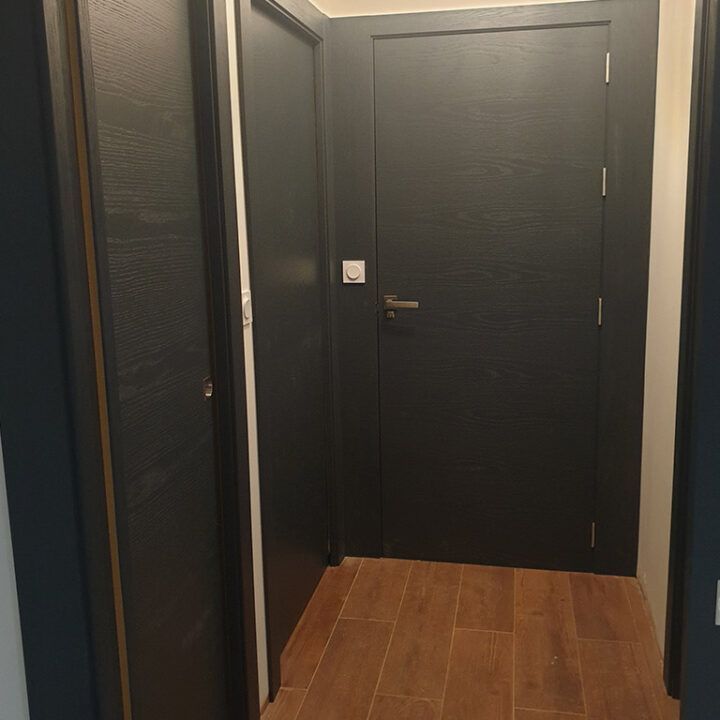 entrada con entradas a habitaciones reformas